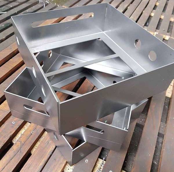 Metalowe części przypominające szuflady
